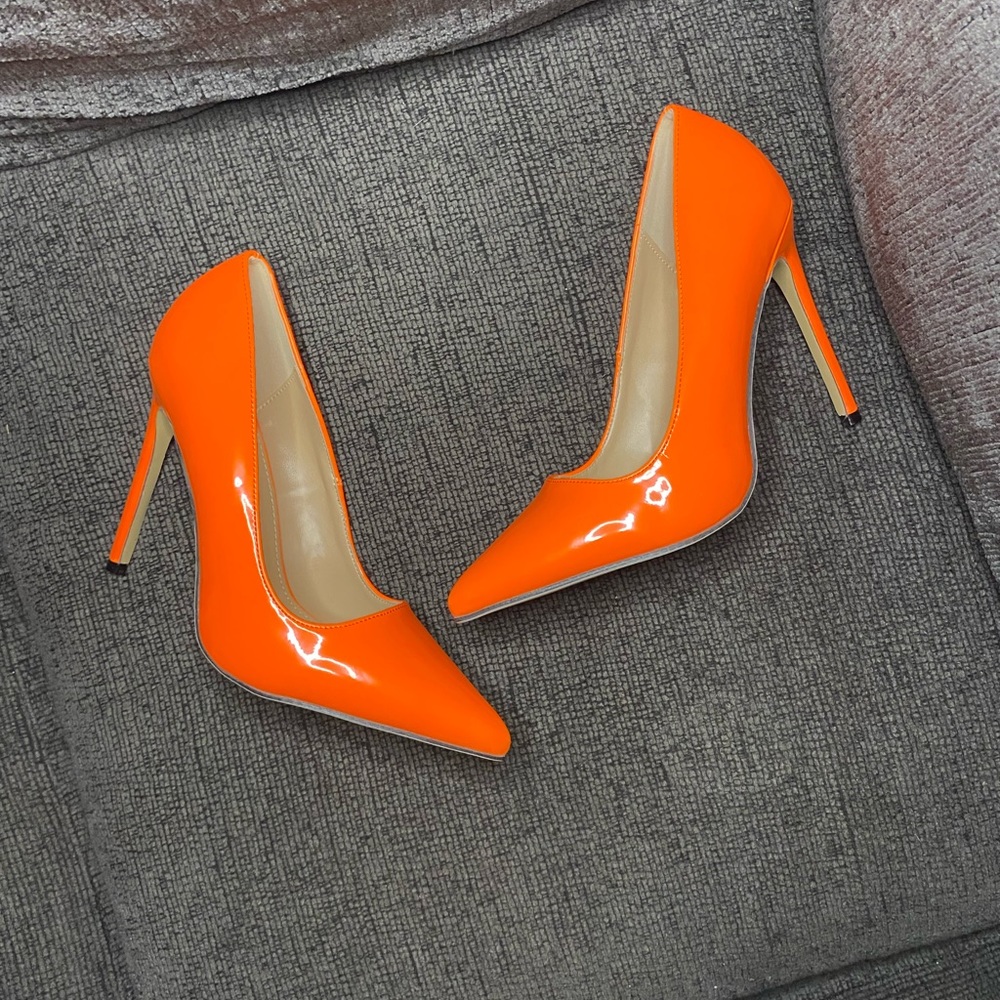 Pointed toe pump heels
